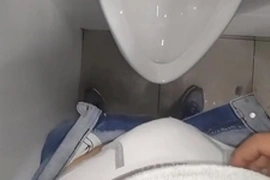 Cumming in the bathroom at the mall - euyurigaucho.com.br