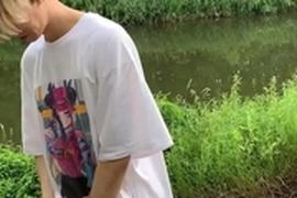 милый мальчик дрочит в лесу у озера