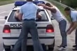 Preso se deja comer del policia