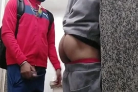 Dotado me fudeu no banheiro publico