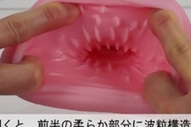 A soloboy indulges in the ultimate pleasure of a heaven and earth dual-textured artificial vagina. With gentle two-layer changes, he experiences intense stimulation, culminating in an explosive climax.