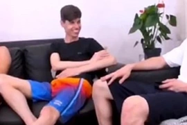 3 novinhos de 18 anos fudendo