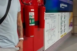 Macho safado se exita na estação de metr0 e se alivia com a puta oferecida ( completo no red e subscrição)