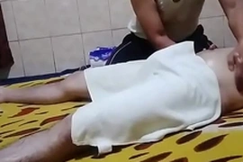 Hétero fica de pau duro durante massagem tailandesa