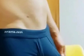 Vestindo cuecas que aumentam o pau. olha que volume gostoso! qual vc usaria?