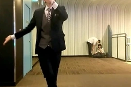 日本のカップルと踊るおじさん
